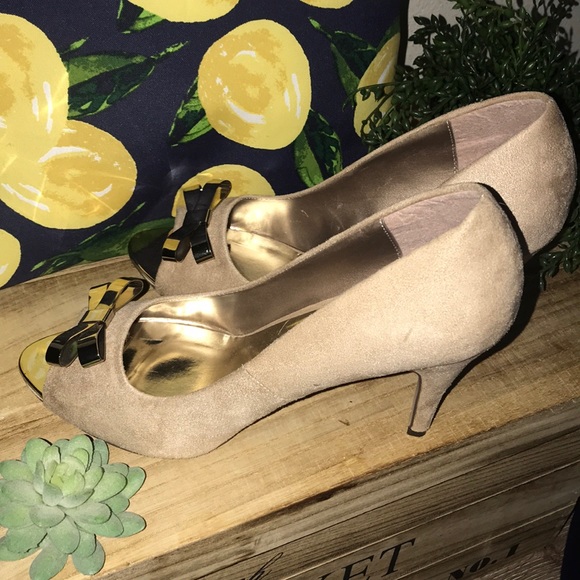 Delicious Tan Suede High Heels Gold Bows Size 10 - Picture 2 of 8